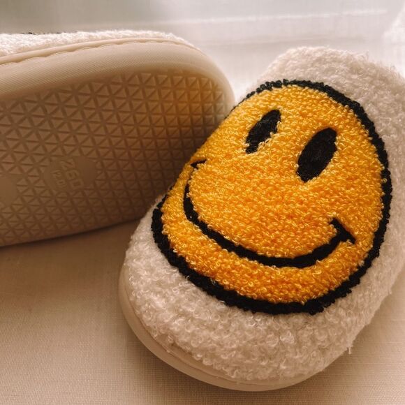 NEW Sherpa Smiley Slippers - Picture 5 of 5